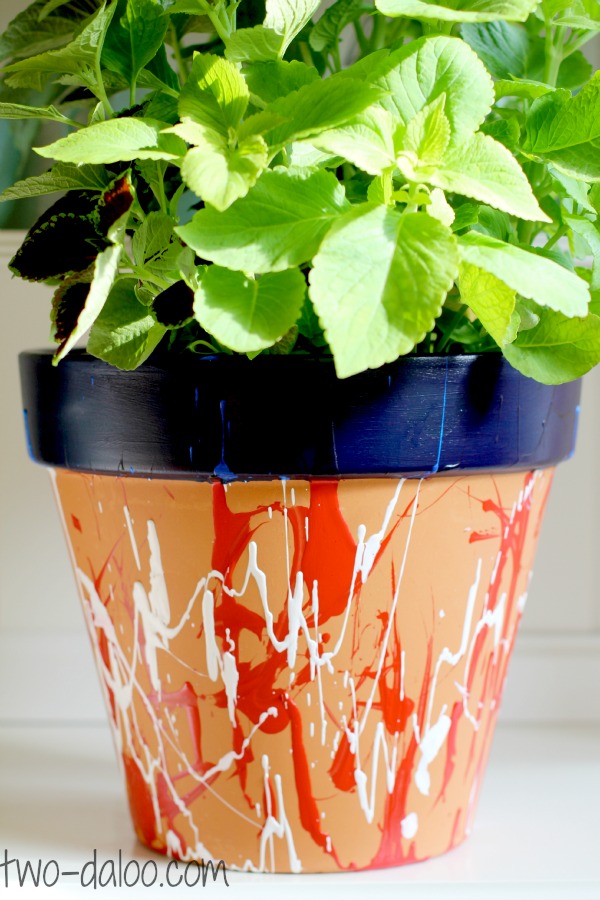 Patriotic Drizzle-Painted pot at Twodaloo- easy enough for even toddlers to create!