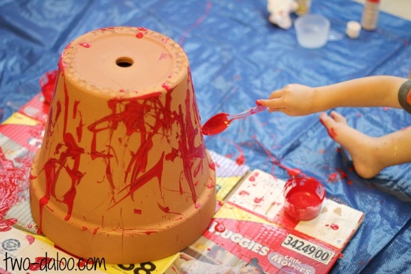 Patriotic Drizzle-Painted pot at Twodaloo- easy enough for even toddlers to create!